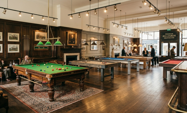 Plusieurs tables de billard dans un showroom, choix
