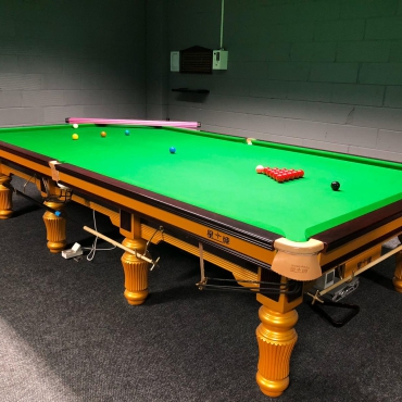 La Xingpai Tournament Pro est la table officielle  des compétitions internationales de billard chinois.  Reconnue pour sa précision exceptionnelle et sa  durabilité, elle équipe les plus grands clubs  professionnels du monde.  ✨ Caractéristiques : • Plateau en ardoise haute densité (38mm) • Tapis Xingpai Original Wool • Bandes en caoutchouc professionnel • Structure renforcée multi-couches • Dimensions : 254 x 142 x 82 cm  🏆 Marque officielle du World Chinese Pool